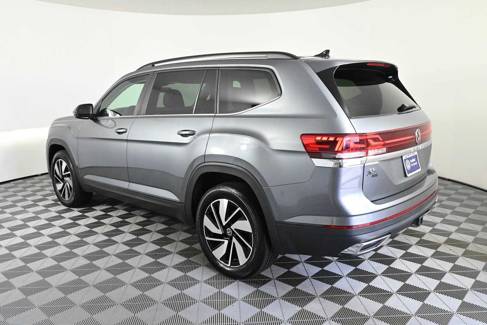 Certified 2024 Volkswagen Atlas SE FWD image 3