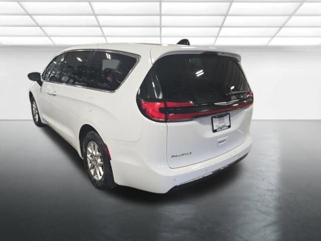 Used 2024 Chrysler Pacifica Touring-L image 6