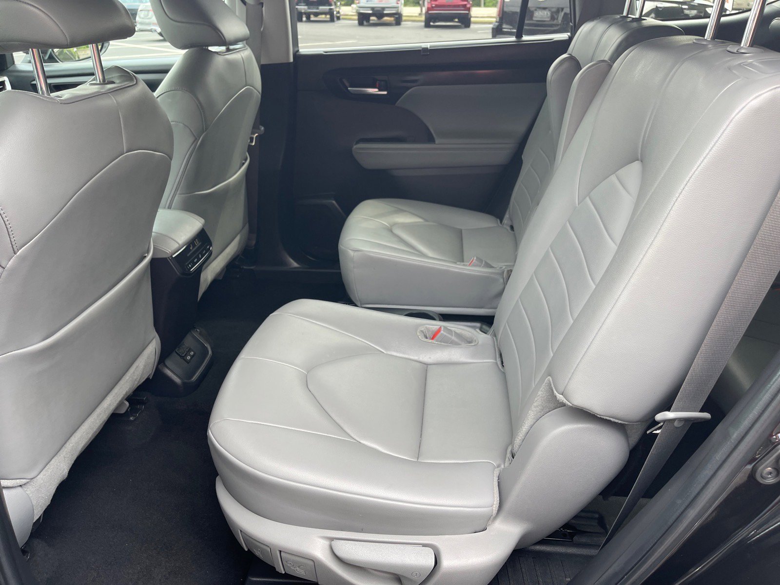Used 2024 Toyota Highlander XLE FWD image 12