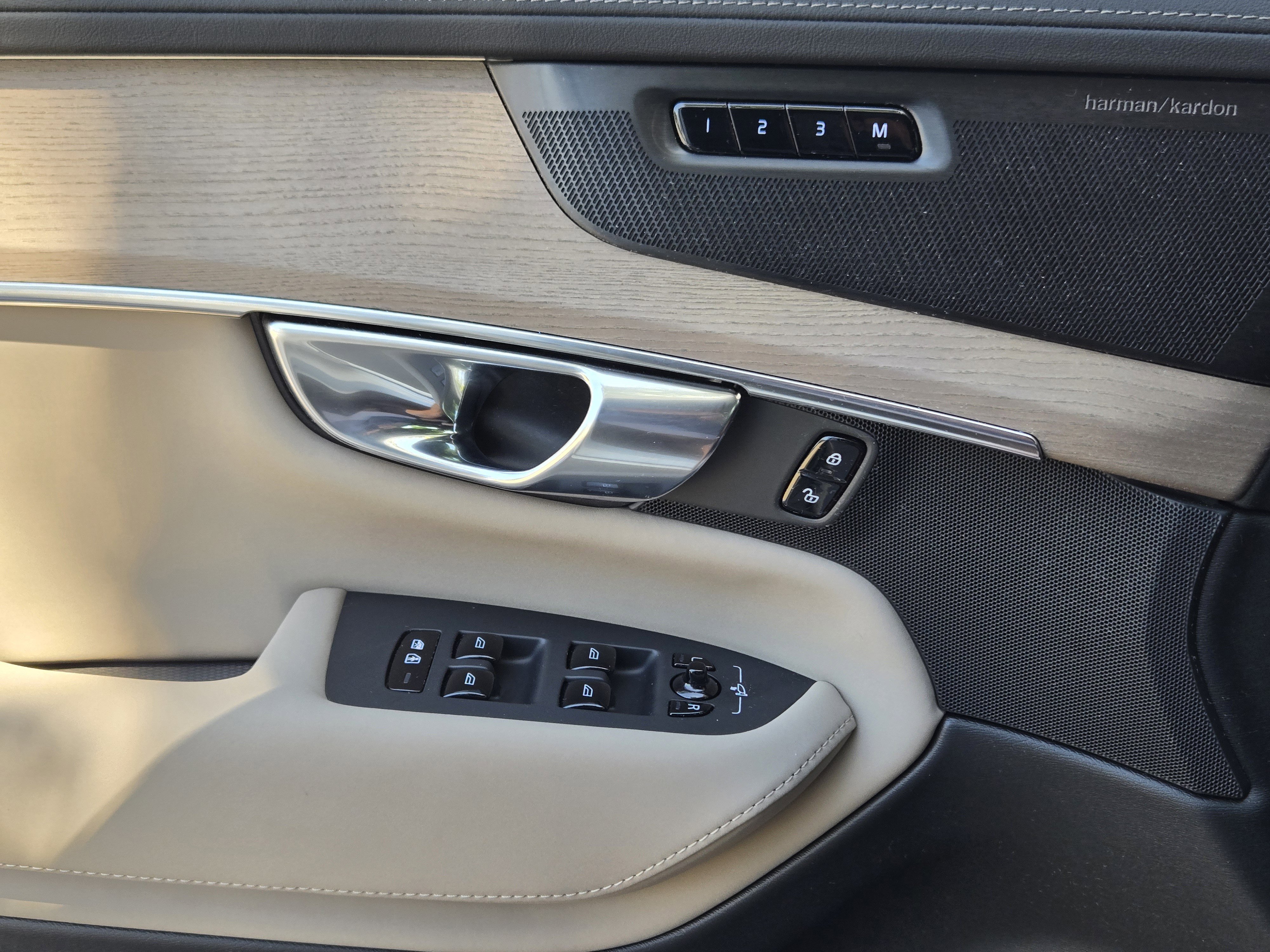 Certified 2025 Volvo XC90 T8 Plus w/ Protection Package Premier image 32