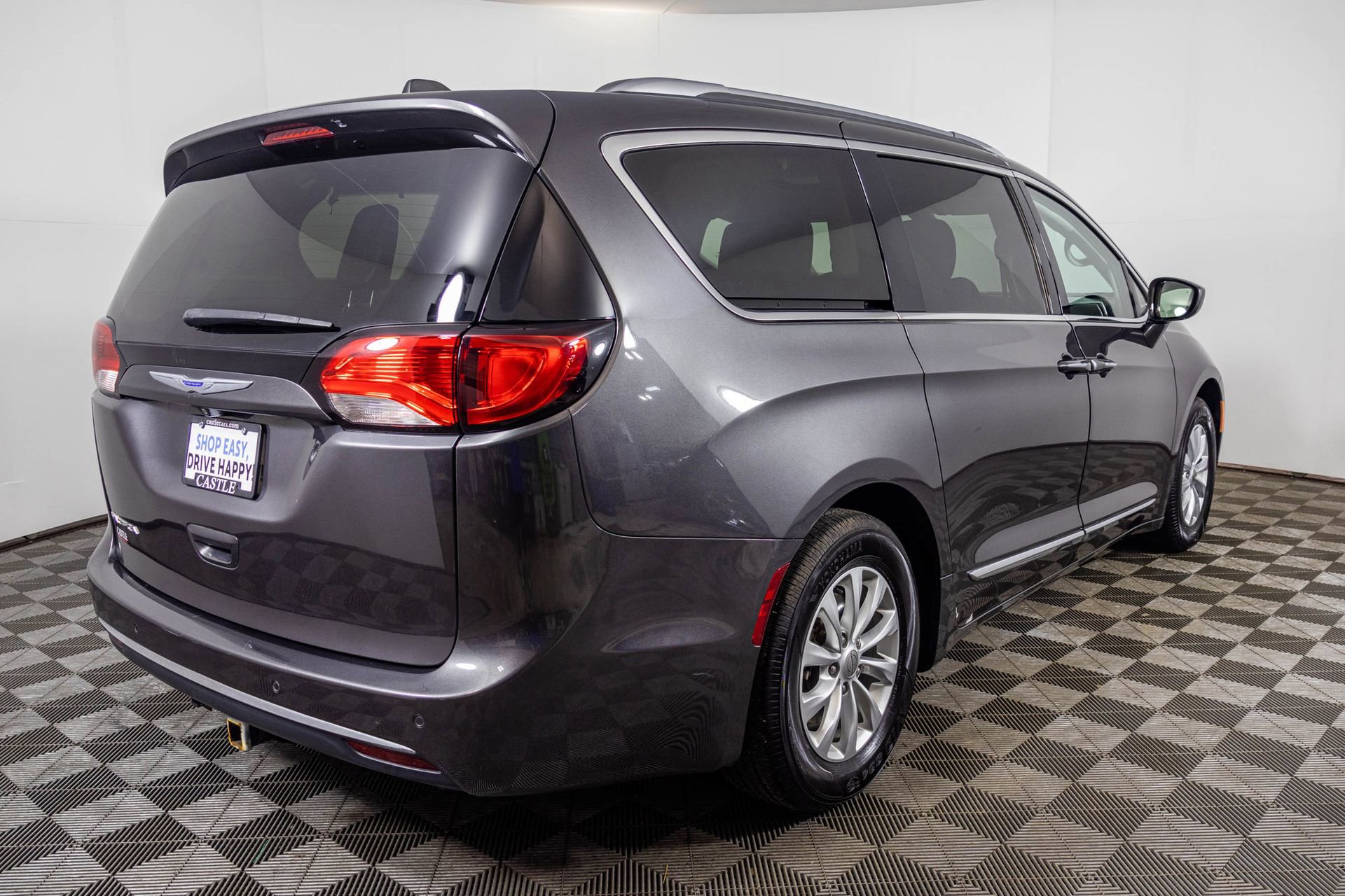 Used 2018 Chrysler Pacifica Touring-L image 16