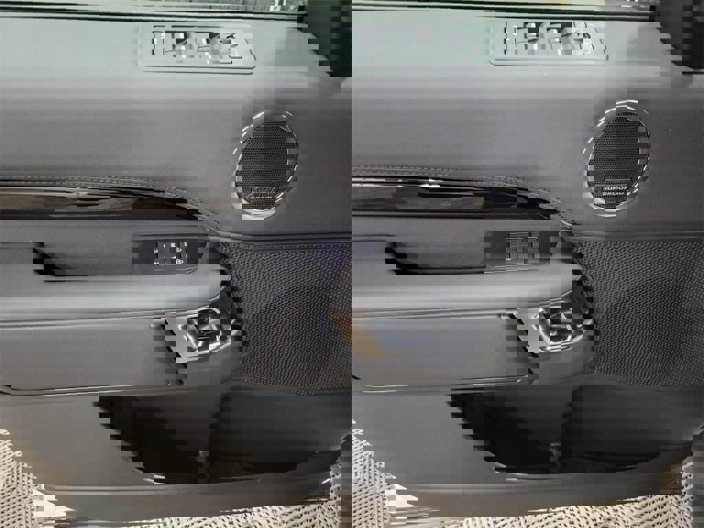 New 2025 Land Rover Discovery S image 14