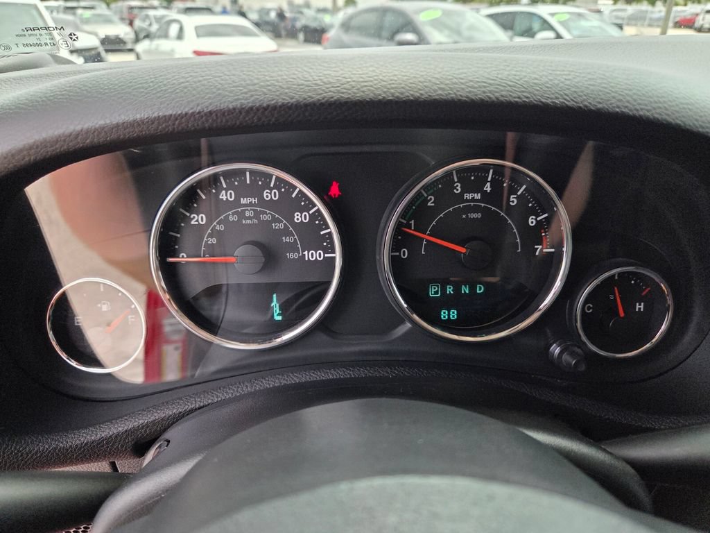 Used 2018 Jeep Wrangler Unlimited Sahara w/ Connectivity Group AWD/4WD image 32