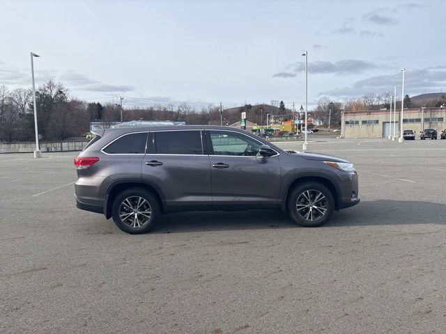 Used 2019 Toyota Highlander LE image 6