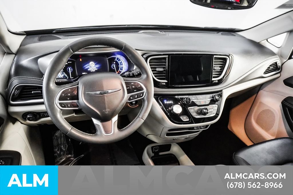 Used 2024 Chrysler Pacifica Select image 23
