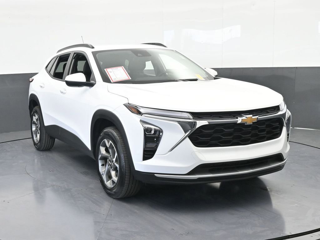 Used 2025 Chevrolet Trax LT w/ LT Convenience Package image 9