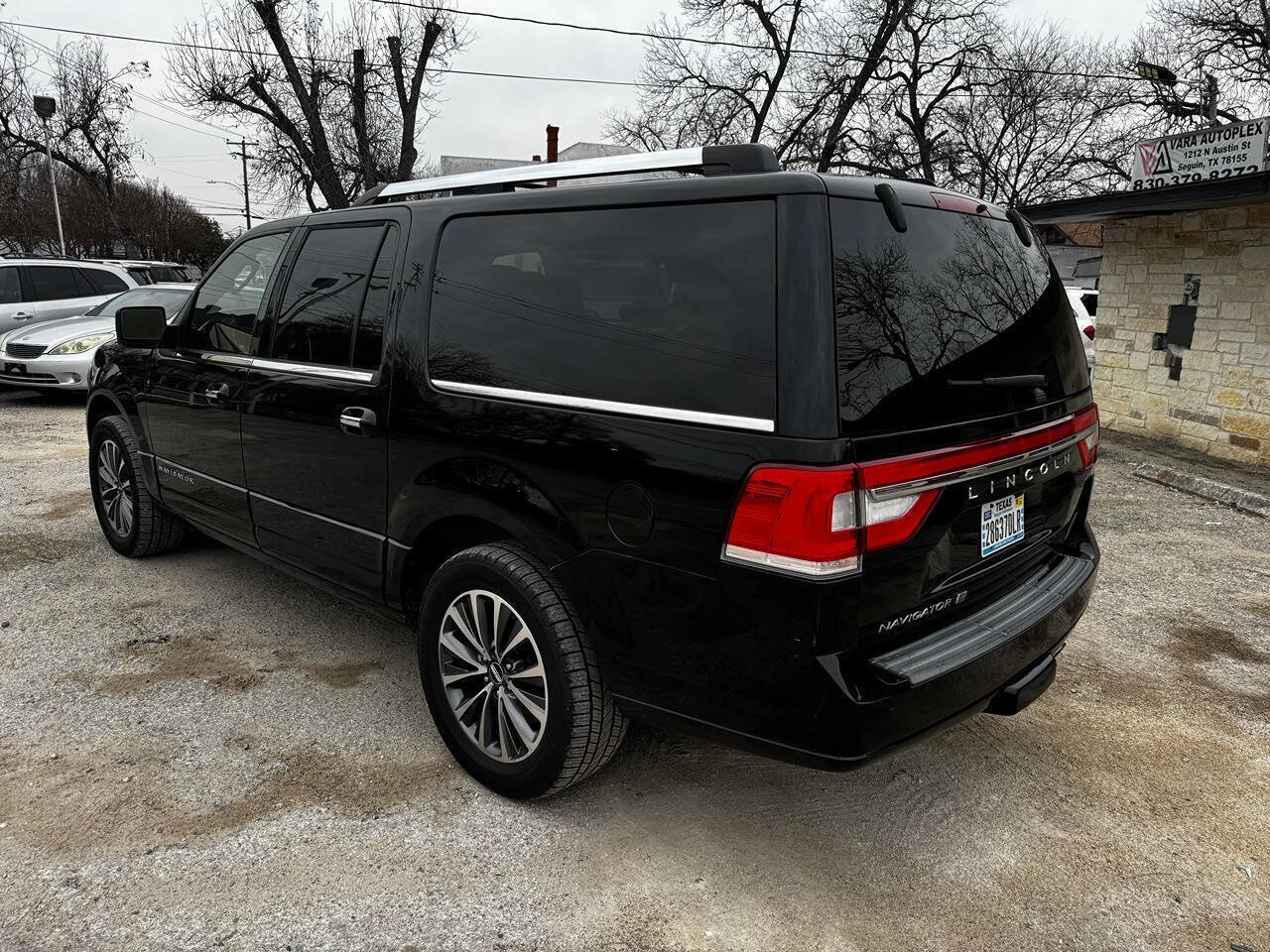 Used 2017 Lincoln Navigator L Select image 3
