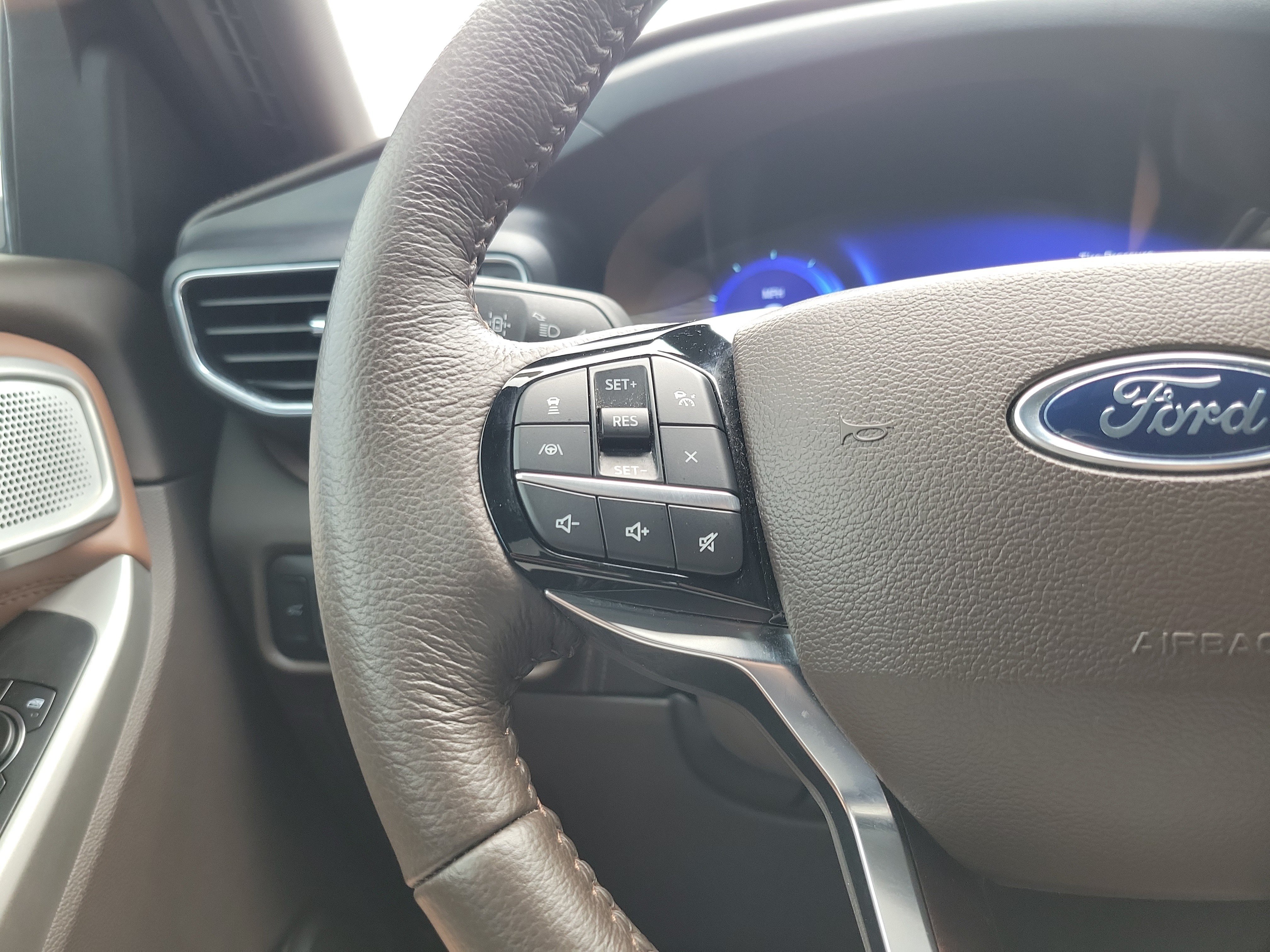 Used 2023 Ford Explorer King Ranch w/ Premium Technology Package AWD/4WD image 21