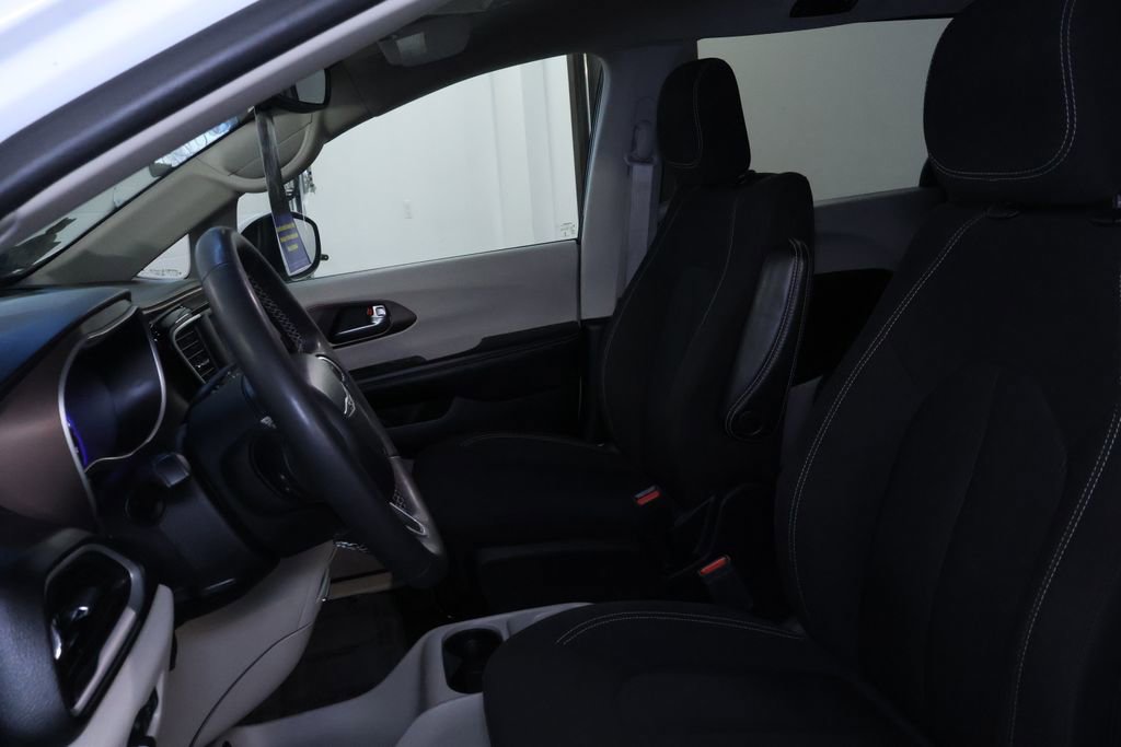 Used 2023 Chrysler Voyager LX image 13
