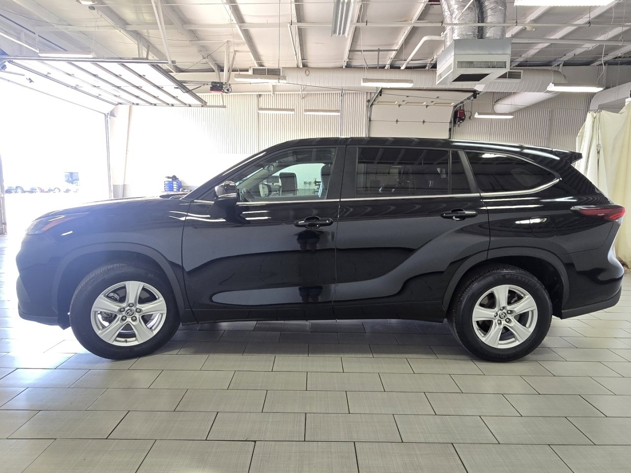 Certified 2025 Toyota Highlander LE FWD image 11