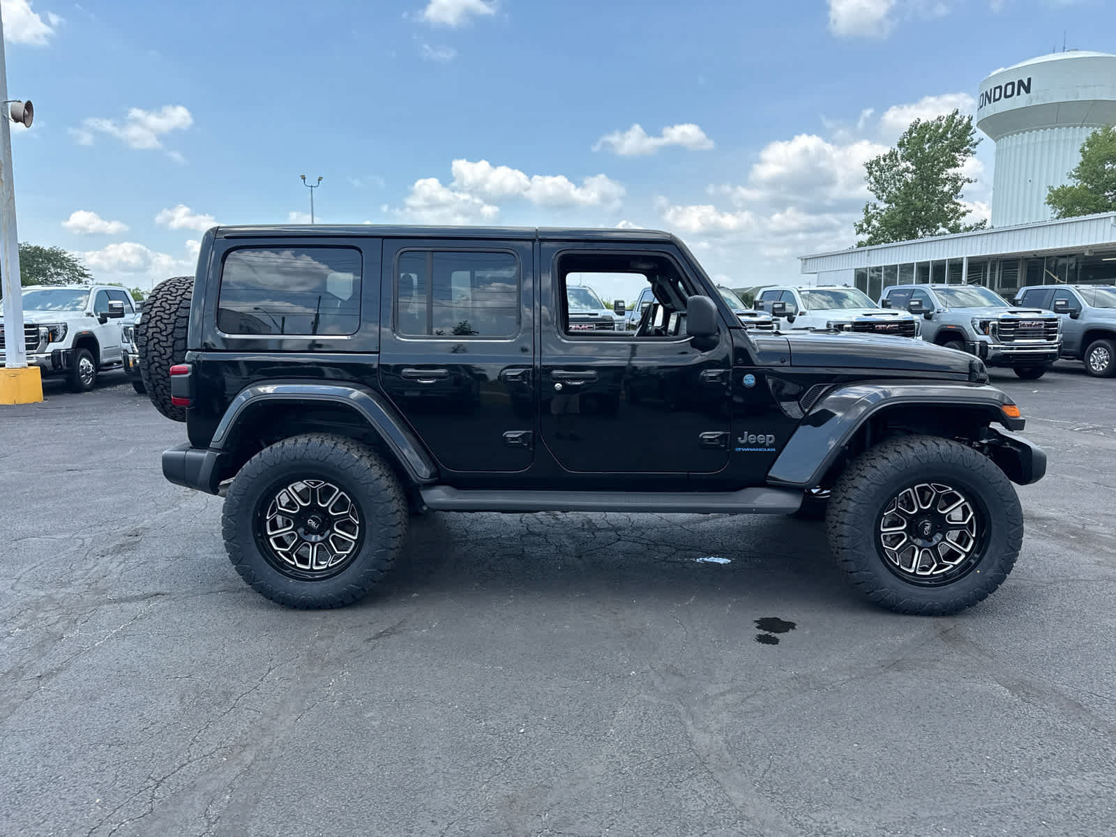 Used 2025 Jeep Wrangler Unlimited Sahara AWD/4WD image 6