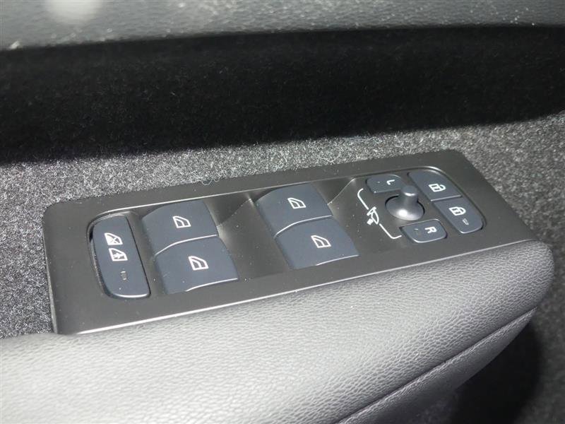 Used 2021 Volvo XC40 T5 Momentum w/ Climate Package image 21