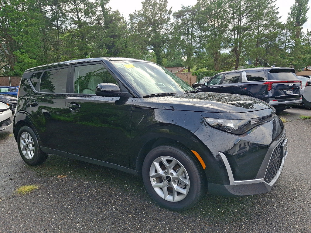 Used 2025 Kia Soul LX w/ LX Technology Package FWD image 7
