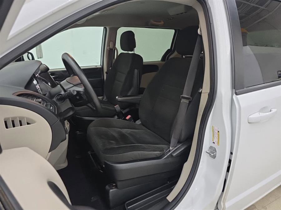 Used 2018 Dodge Grand Caravan SE w/ UConnect Hands-Free Group image 8