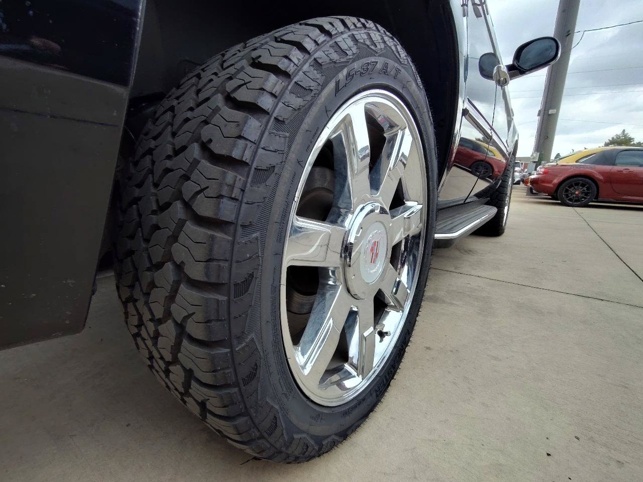 Used 2012 Cadillac Escalade Luxury RWD image 10