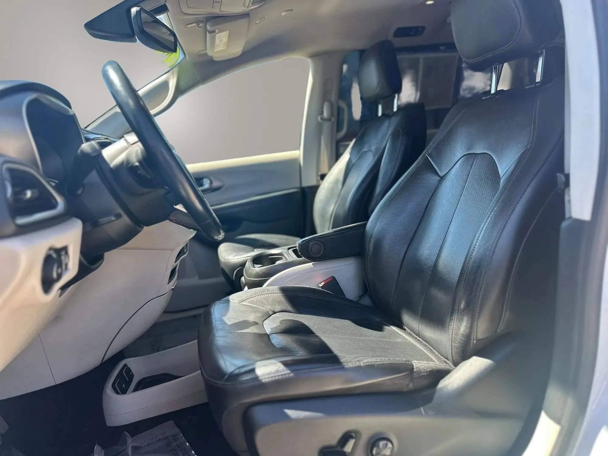 Used 2020 Chrysler Pacifica Touring-L FWD image 9