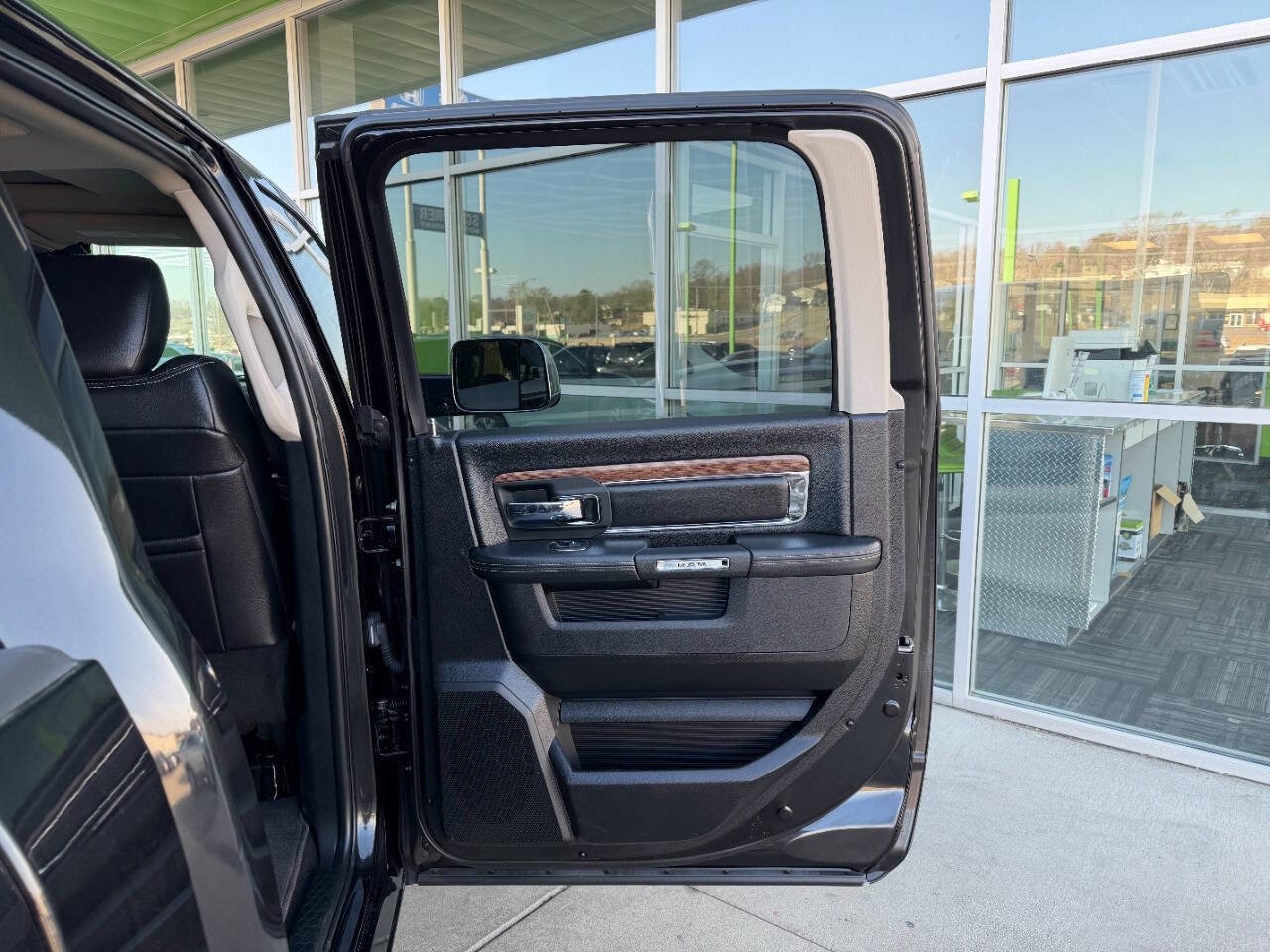 Used 2018 RAM 1500 Laramie AWD/4WD image 47