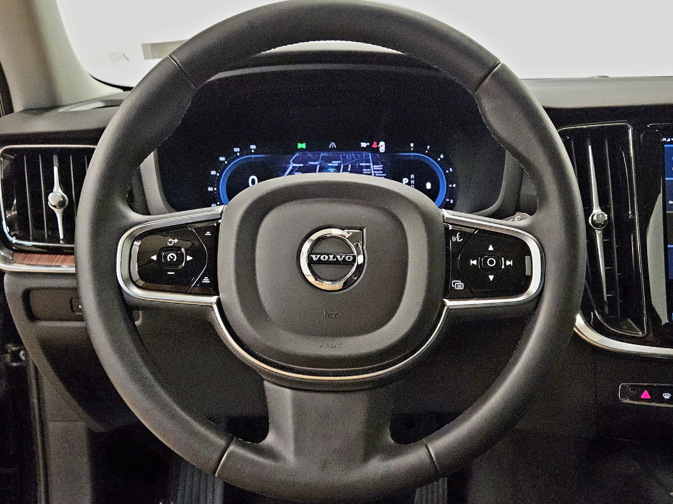 Used 2024 Volvo V60 B5 Cross Country Plus image 37