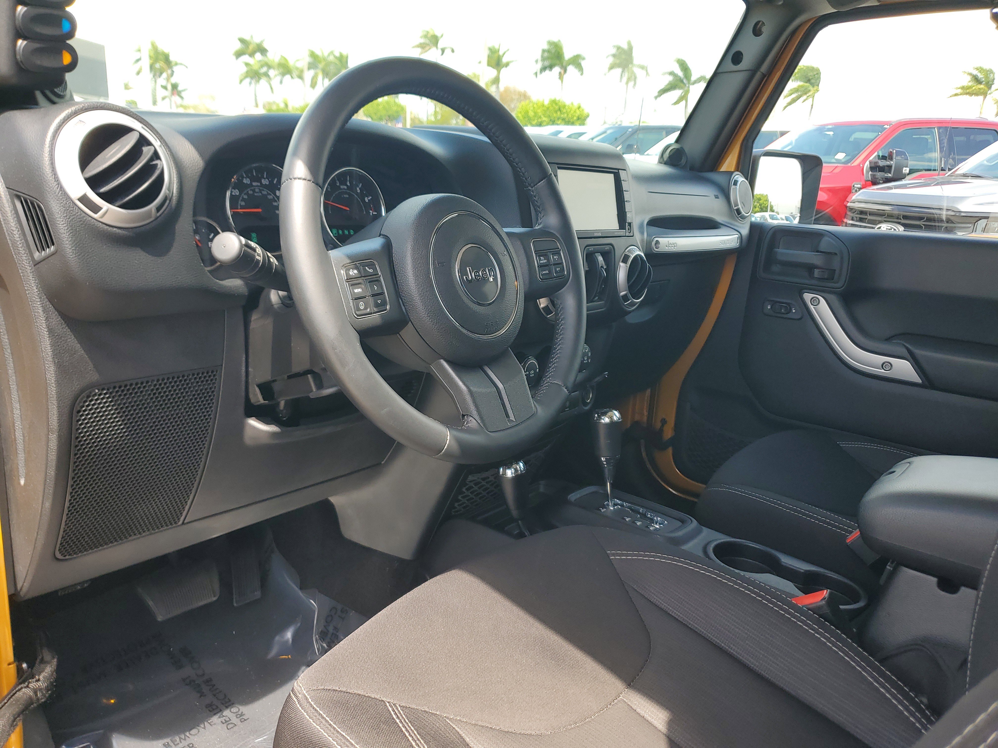 Used 2014 Jeep Wrangler Unlimited Sahara w/ Connectivity Group AWD/4WD image 9