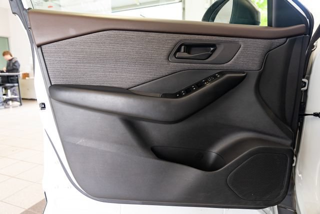 Used 2023 Nissan Rogue S AWD/4WD image 21