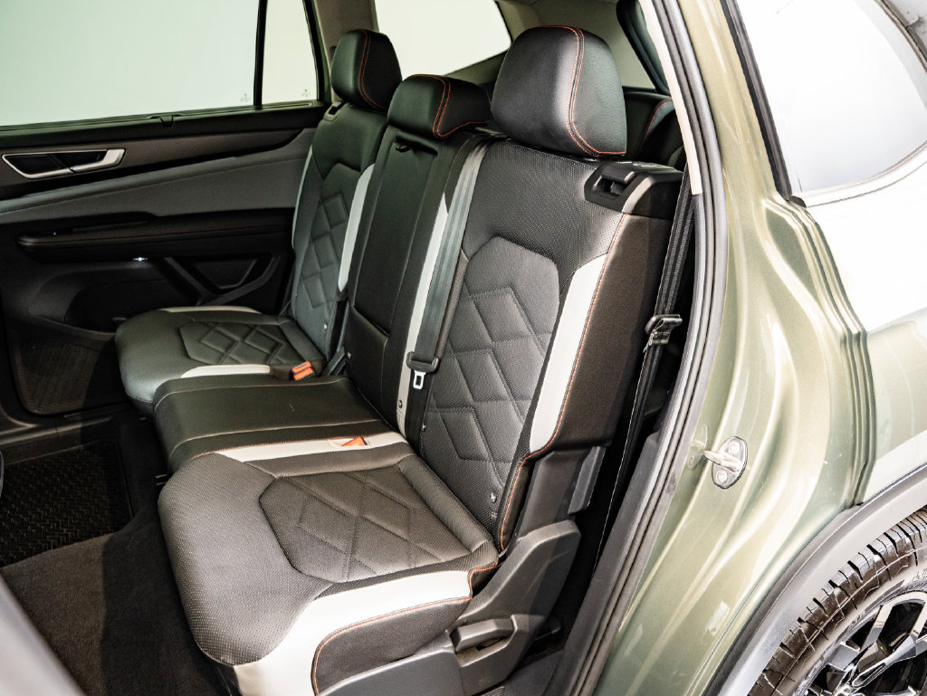 Used 2025 Volkswagen Atlas Peak Edition SE AWD/4WD image 45