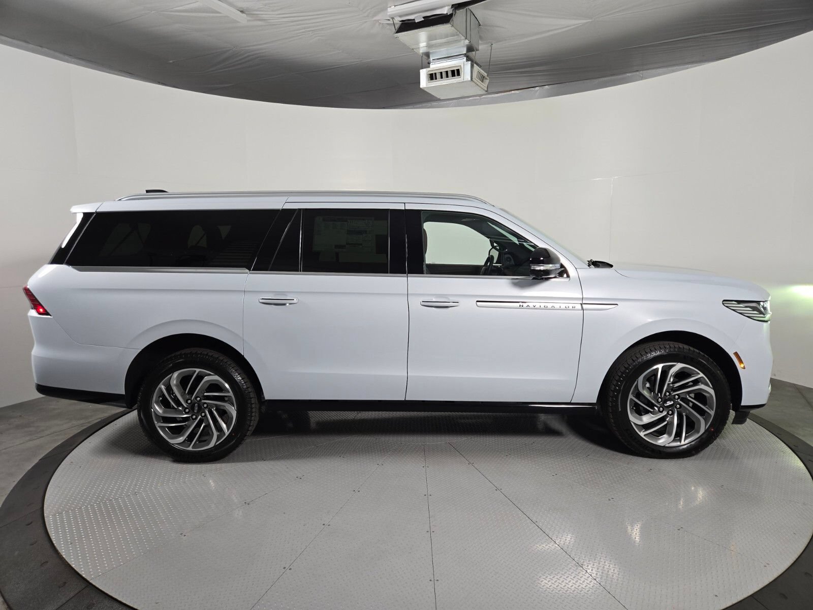 New 2026 Lincoln Navigator L Reserve AWD/4WD image 3