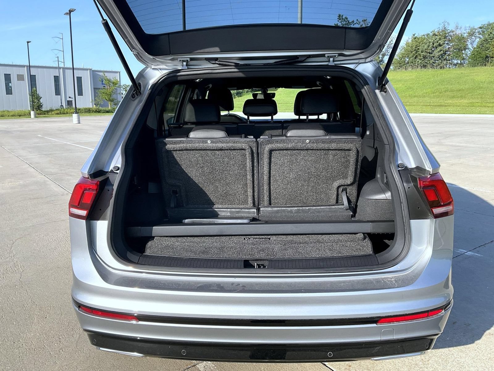 Used 2020 Volkswagen Tiguan SE R-Line FWD image 9