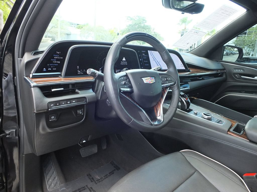 Used 2024 Cadillac Escalade Premium Luxury AWD/4WD image 28