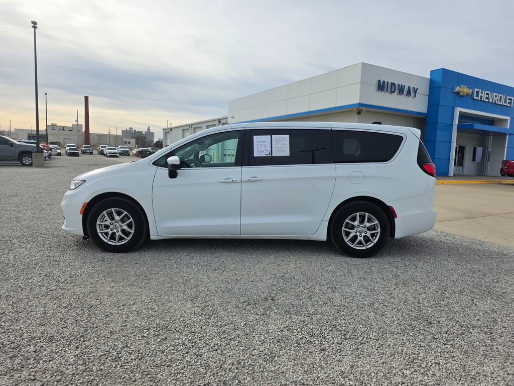 Used 2023 Chrysler Pacifica Touring-L image 6