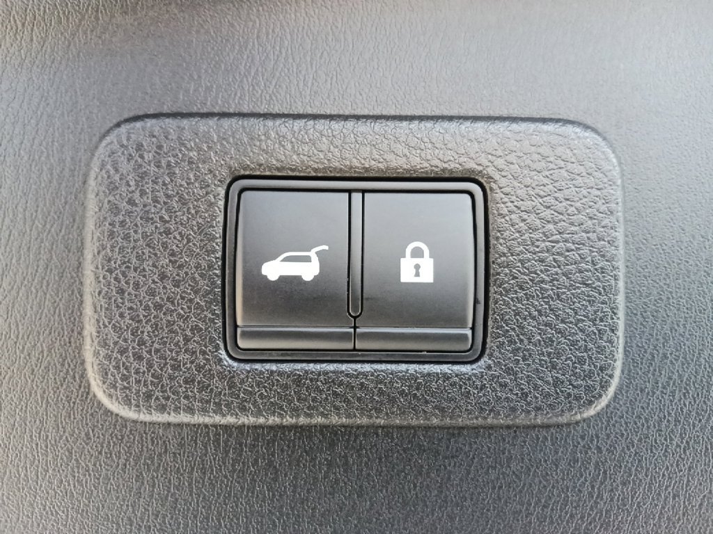 Used 2022 Nissan Armada Platinum w/ Captain's Chairs Package RWD image 35