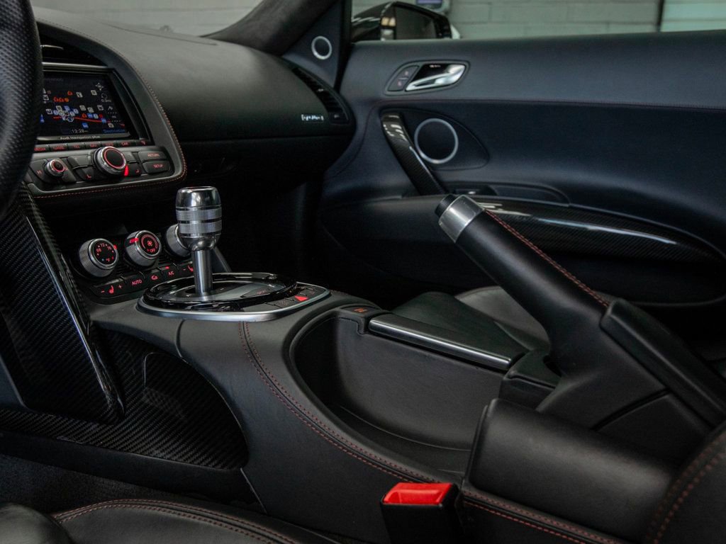 Used 2015 Audi R8 V10 plus w/ Full Leather Package image 30