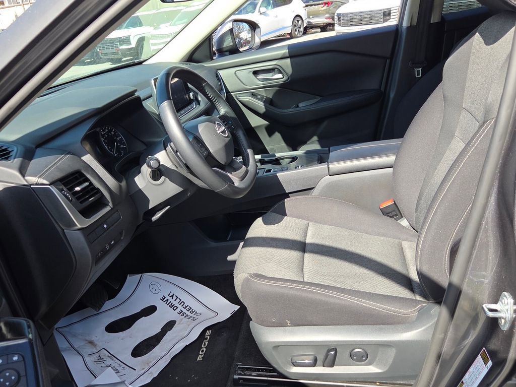 Used 2025 Nissan Rogue SV image 5