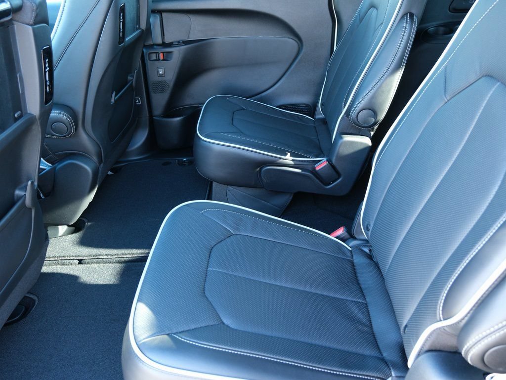 New 2026 Chrysler Pacifica Limited w/ Uconnect Theater Family Group FWD image 32