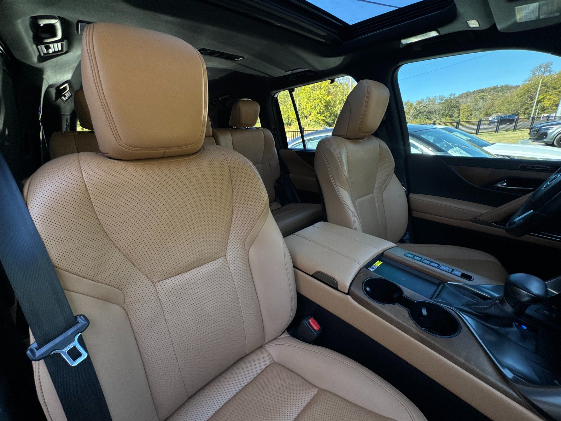 Used 2024 Lexus LX 600 4WD w/ Luxury Package image 23