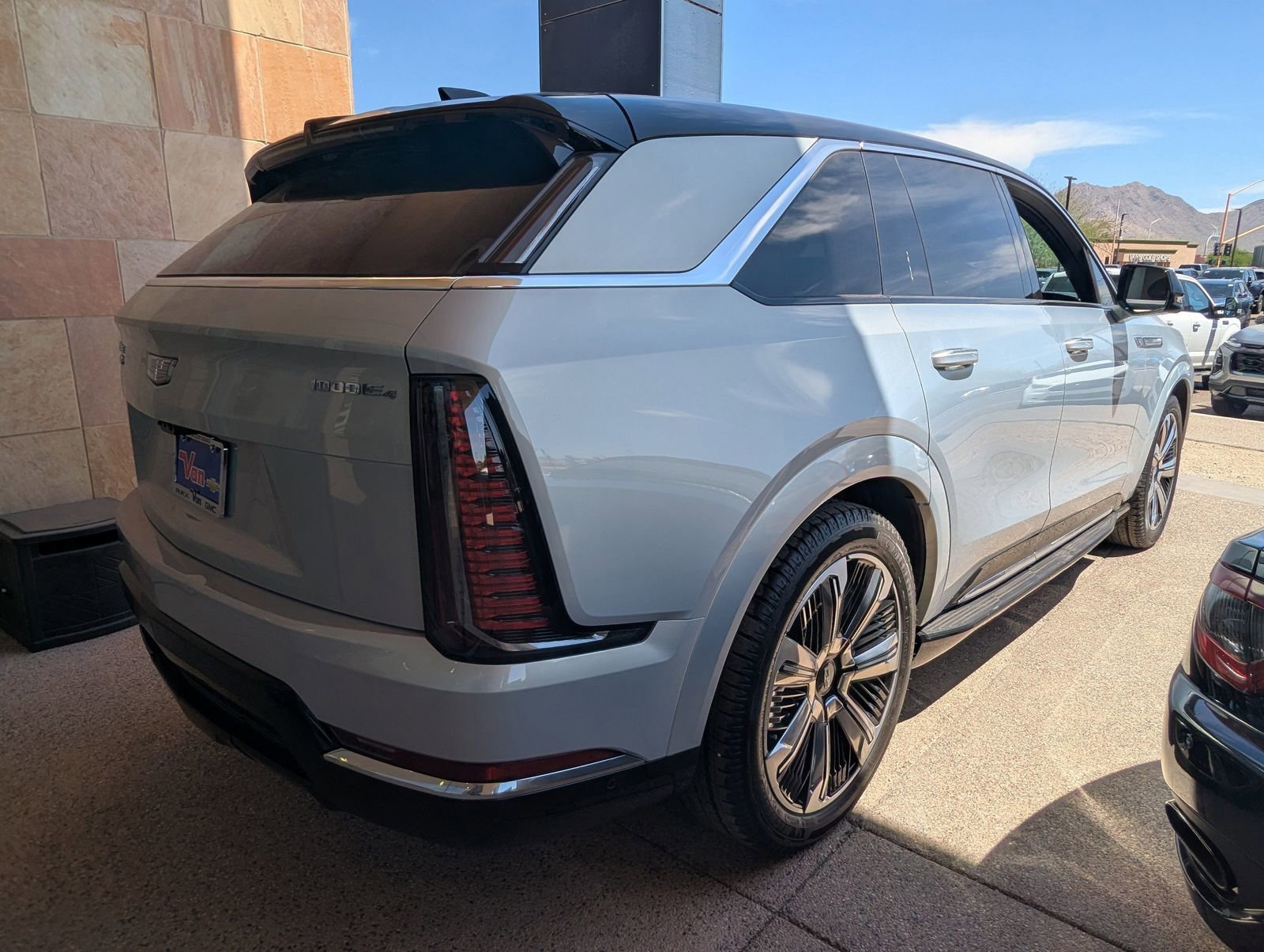 Certified 2025 Cadillac Escalade IQ Luxury 2 AWD/4WD image 4