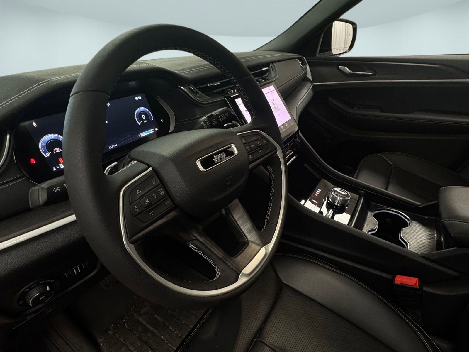 Used 2025 Jeep Grand Cherokee Limited w/ Luxury Tech Group II image 17