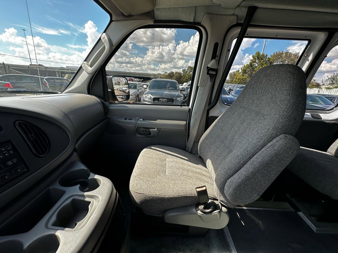 Used 2004 Ford E-250 and Econoline 250 Extended RWD image 31