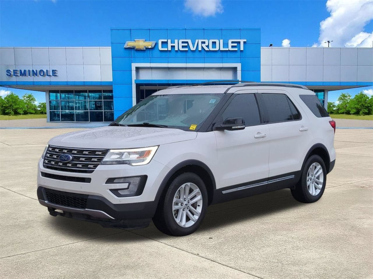 Used 2017 Ford Explorer XLT w/ Equipment Group 202A FWD image 2