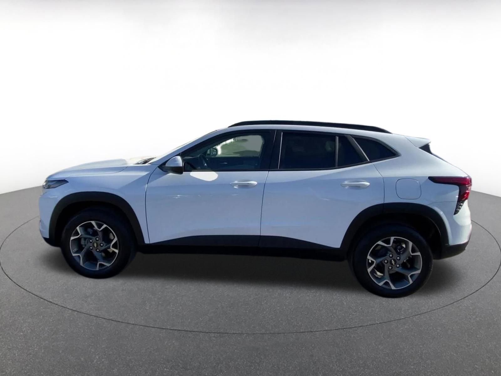 Used 2025 Chevrolet Trax LT w/ LT Convenience Package image 9