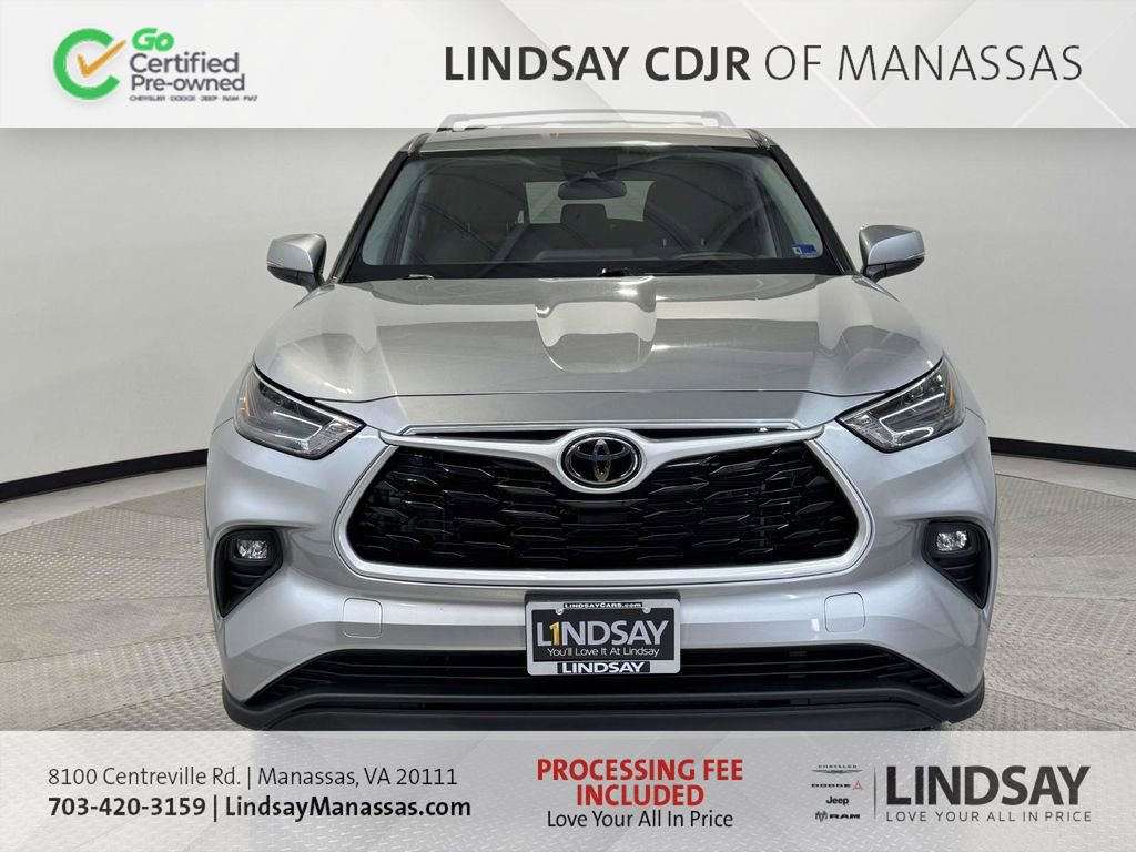 Used 2023 Toyota Highlander LE FWD image 3