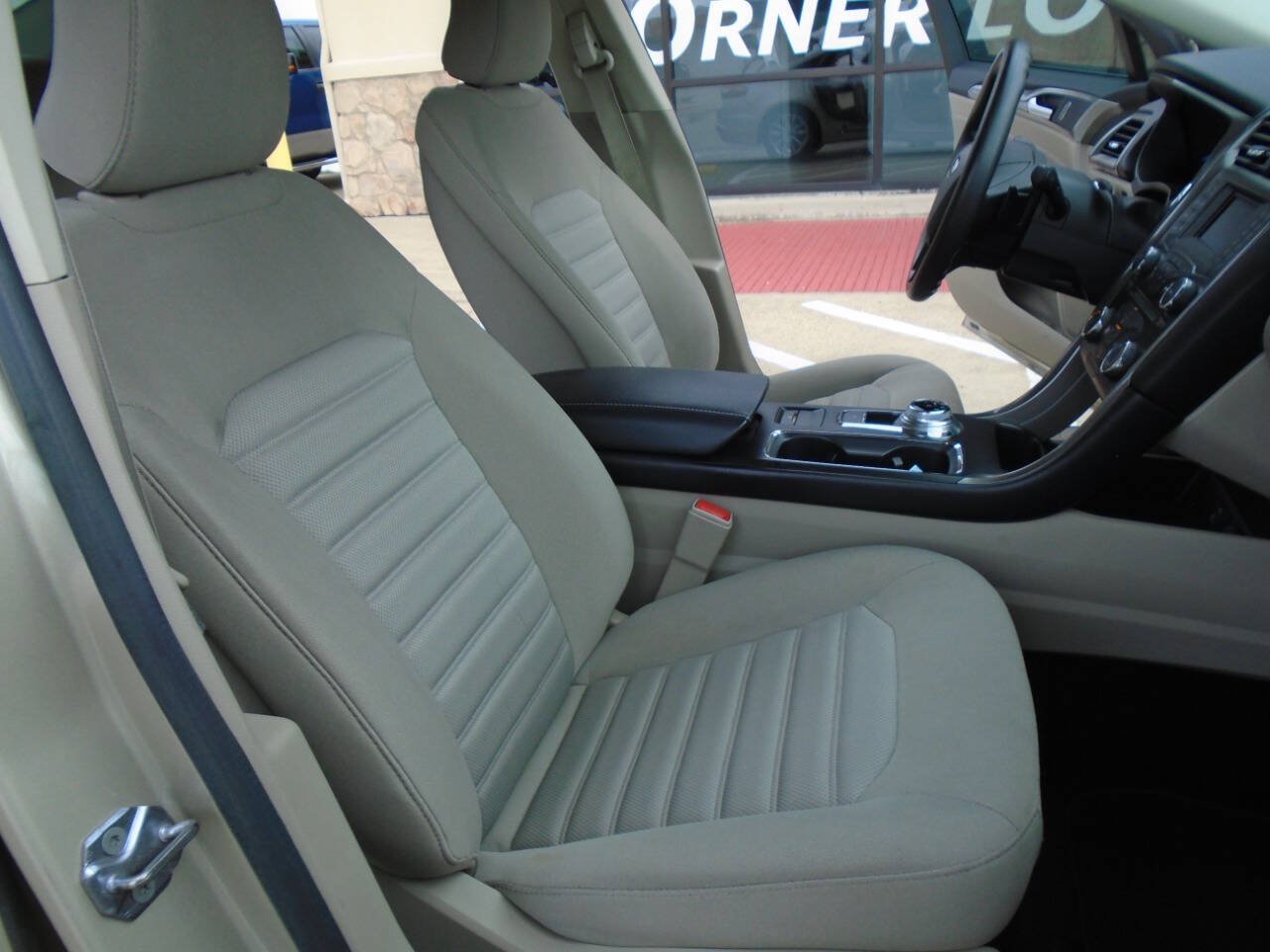Used 2017 Ford Fusion SE FWD image 12