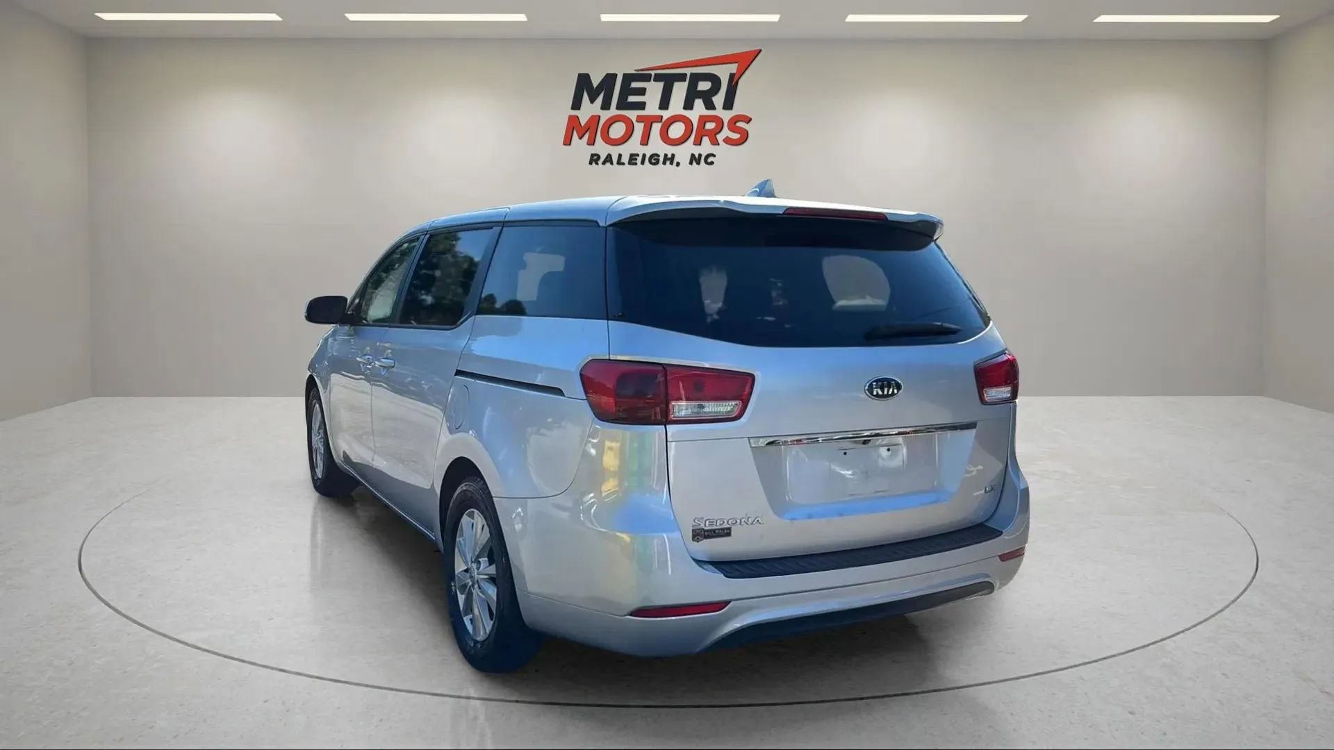 Used 2017 Kia Sedona LX image 7