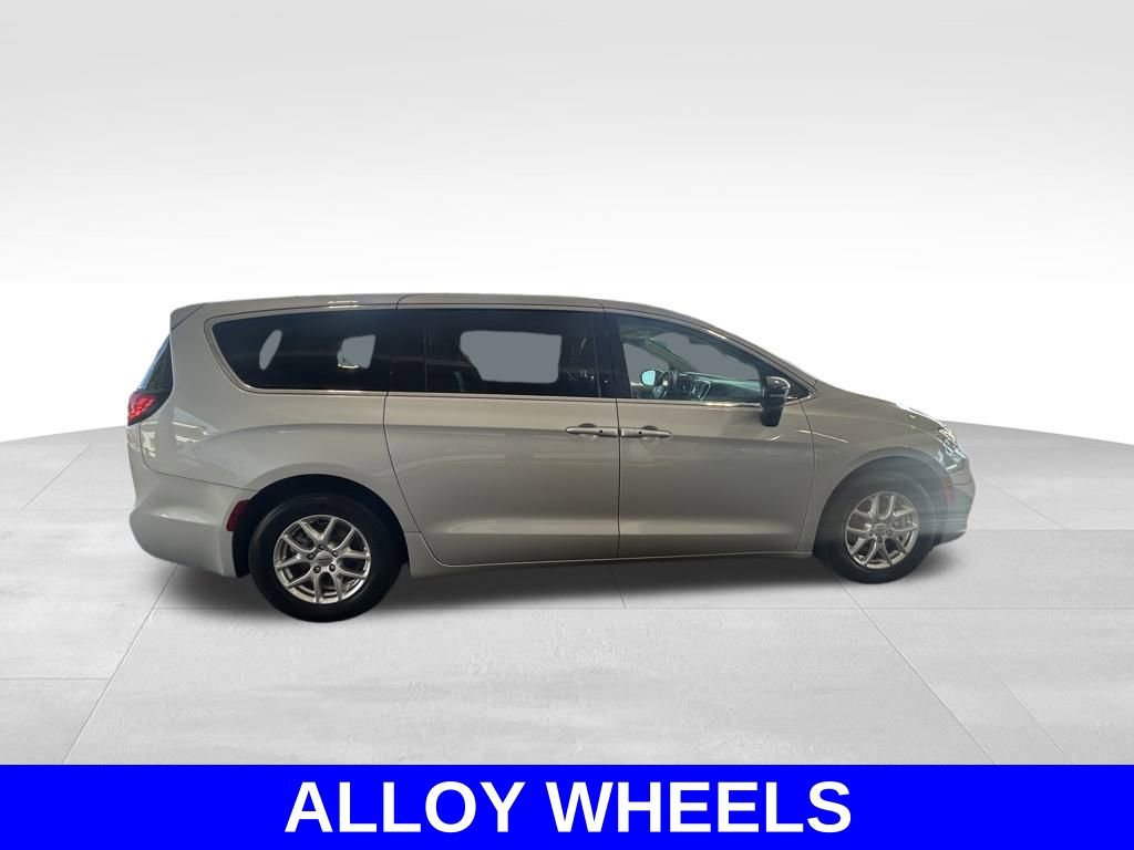Used 2024 Chrysler Pacifica Touring-L image 3