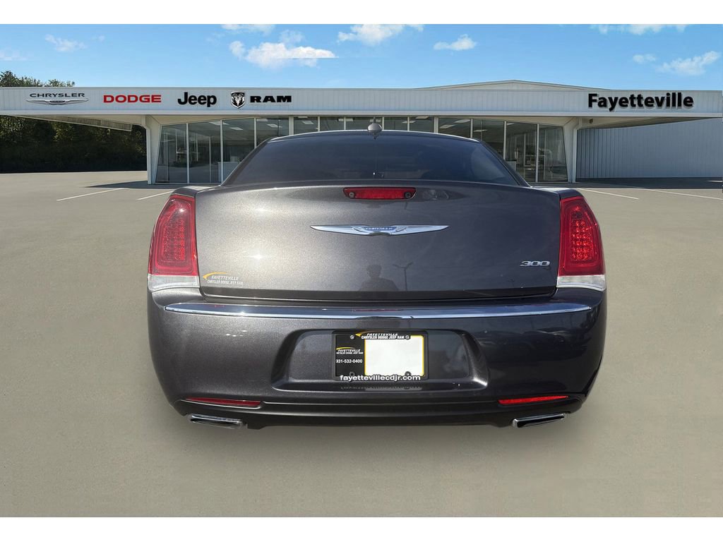 Used 2018 Chrysler 300 Touring L image 4