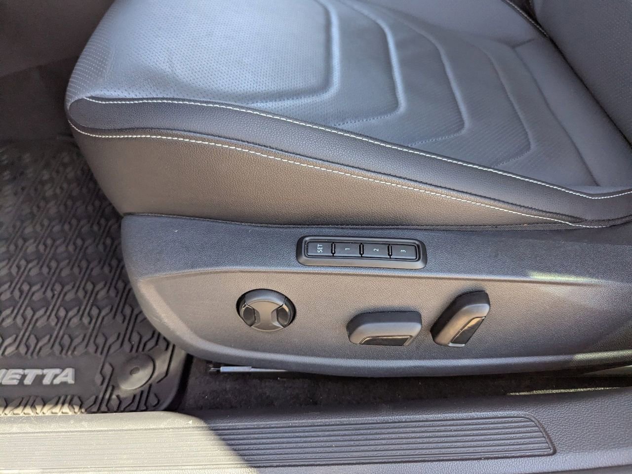 Used 2025 Volkswagen Jetta SEL image 28