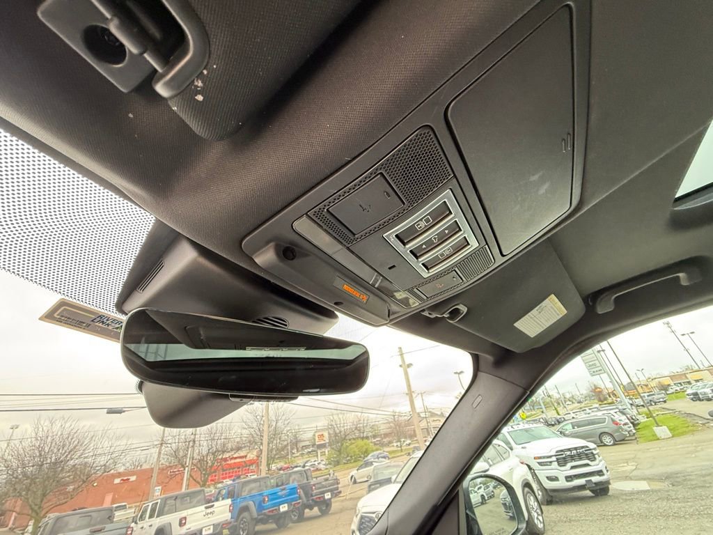 Used 2017 Land Rover Discovery HSE image 23