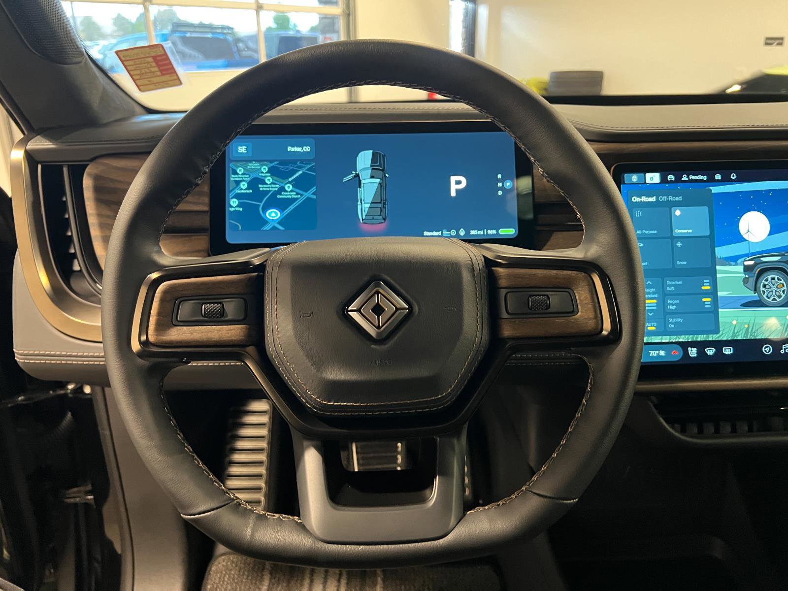 Used 2025 Rivian R1S Premium image 12