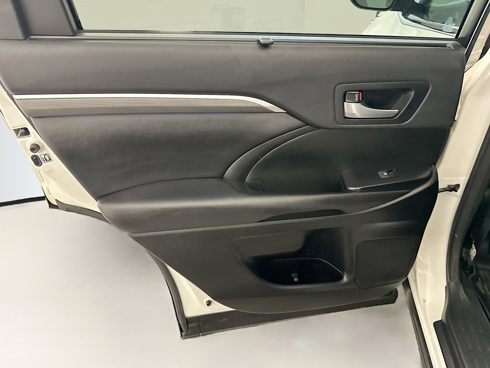 Used 2018 Toyota Highlander SE AWD/4WD image 28