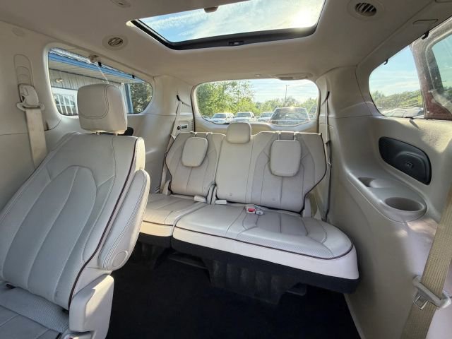 Used 2017 Chrysler Pacifica Limited FWD image 12