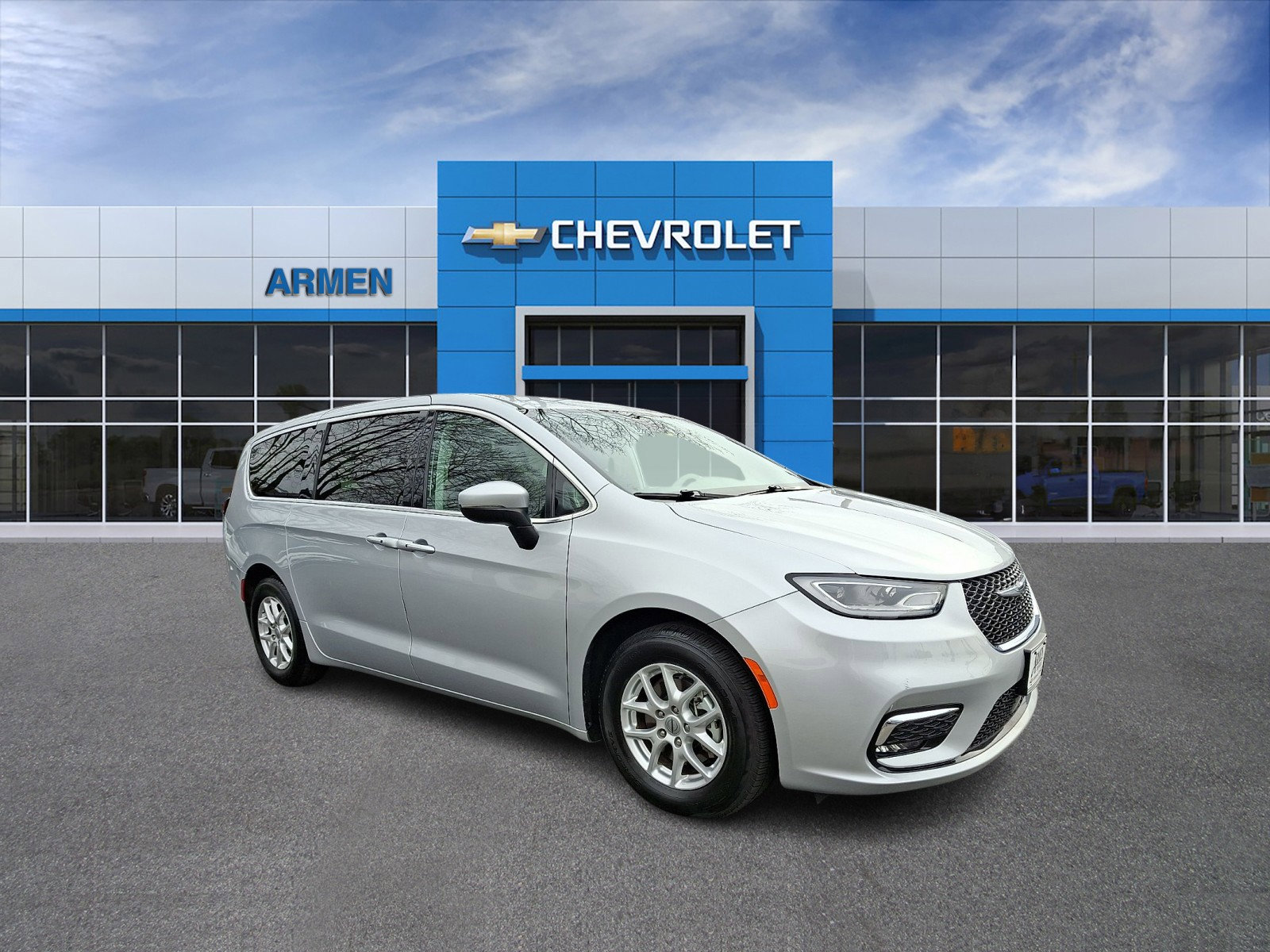 Used 2023 Chrysler Pacifica Touring-L image 4